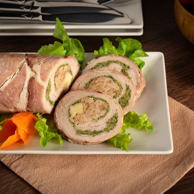 Chicken roulade with spinach and onion filling